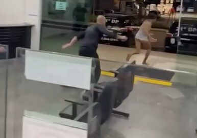 Mulher trans pega celular de policial dentro de delegacia no DF