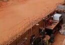 Moradores interditam rua no Recreio Mossoró em protesto contra poeira e cobram solução