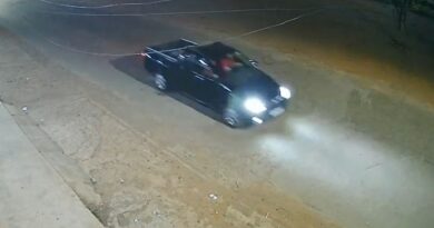 Polícia tenta identificar dupla que furta contêineres de lixo em Luziânia Polícia tenta identificar dupla que furta contêineres de lixo em Luziânia