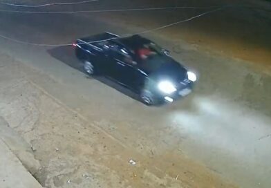 Polícia tenta identificar dupla que furta contêineres de lixo em Luziânia Polícia tenta identificar dupla que furta contêineres de lixo em Luziânia
