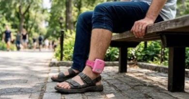 Projeto do deputado Robério Negreiros propõe tornozeleira rosa para agressores de mulheres Projeto do deputado Robério Negreiros propõe tornozeleira rosa para agressores de mulheres