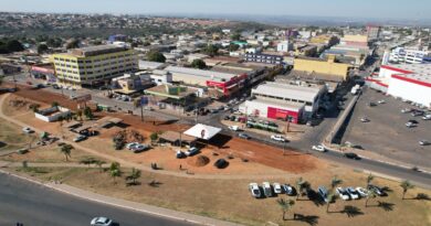 Prefeito Carlinhos do Mangão assina ordem de serviço para construção de estacionamento e calçadas às margens da DF-290