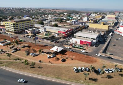 Prefeito Carlinhos do Mangão assina ordem de serviço para construção de estacionamento e calçadas às margens da DF-290