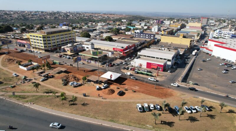 Prefeito Carlinhos do Mangão assina ordem de serviço para construção de estacionamento e calçadas às margens da DF-290