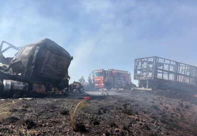 Colisão entre caminhões e carro seguida de incêndio deixa caminhoneiro morto na GO-436, em Cristalina Colisão entre caminhões e carro seguida de incêndio deixa caminhoneiro morto na GO-436, em Cristalina