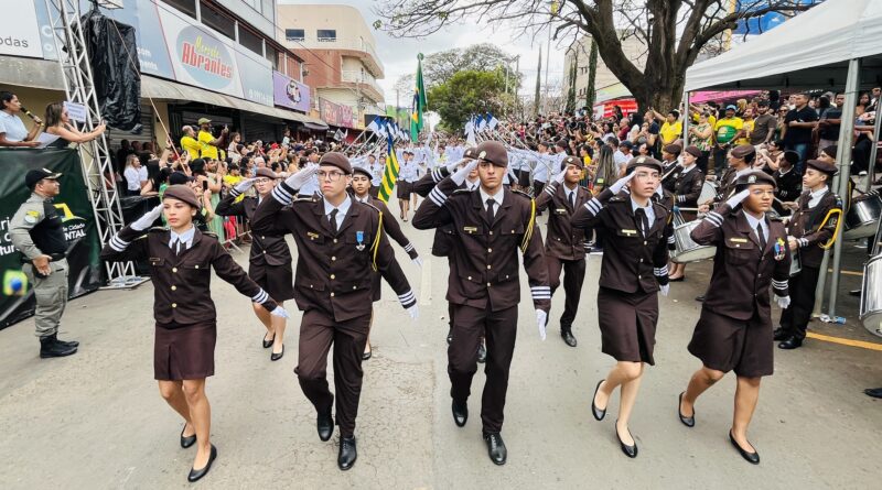 Desfile cívico de 7 de Setembro reúne centenas de pessoas em Cidade Ocidental
