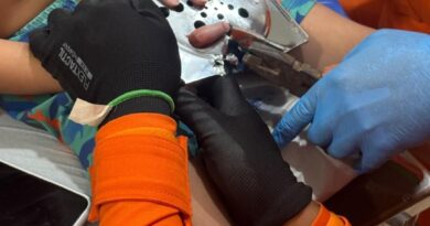 Criança de 4 anos fica com dedo preso em ralo de aço de banheiro em Novo Gama Criança de 4 anos fica com dedo preso em ralo de aço de banheiro em Novo Gama