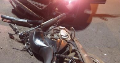 Motociclista fica ferido após acidente entre carro e moto na GO-520, em Novo Gama Motociclista fica ferido após acidente entre carro e moto na GO-520, em Novo Gama