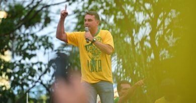 Apoiadores de Flávio Bolsonaro organizam carreata nesta sexta-feira (2) em Cidade Ocidental Apoiadores de Flávio Bolsonaro organizam carreata nesta sexta-feira (2) em Cidade Ocidental