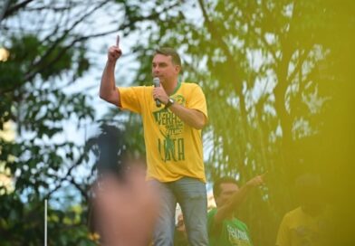Apoiadores de Flávio Bolsonaro organizam carreata nesta sexta-feira (2) em Cidade Ocidental Apoiadores de Flávio Bolsonaro organizam carreata nesta sexta-feira (2) em Cidade Ocidental