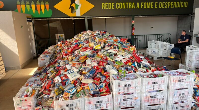 Mais de 13 toneladas de alimentos são arrecadadas com a entrada solidária da 32ª Expoagro de Luziânia Mais de 13 toneladas de alimentos são arrecadadas com a entrada solidária da 32ª Expoagro de Luziânia