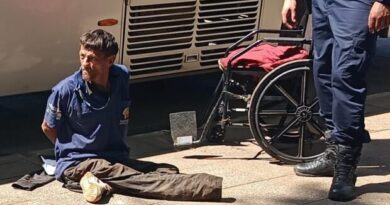 Cadeirante é preso por tentar agredir cobradora e morder policiais
