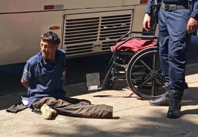 Cadeirante é preso por tentar agredir cobradora e morder policiais