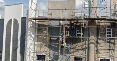 Bombeiros resgatam trabalhador que passou mal a 30 metros de altura em Luziânia