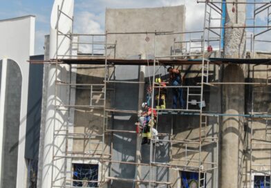 Bombeiros resgatam trabalhador que passou mal a 30 metros de altura em Luziânia