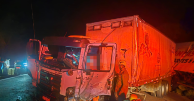 Colisão entre dois caminhões deixa motorista preso na cabine na BR-040 Colisão entre dois caminhões deixa motorista preso na cabine na BR-040