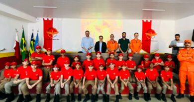 1ª Turma do Bombeiro Mirim de Cidade Ocidental recebe uniformes 1ª Turma do Bombeiro Mirim de Cidade Ocidental recebe uniformes