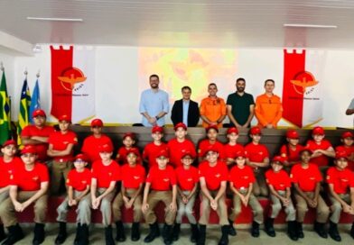 1ª Turma do Bombeiro Mirim de Cidade Ocidental recebe uniformes 1ª Turma do Bombeiro Mirim de Cidade Ocidental recebe uniformes