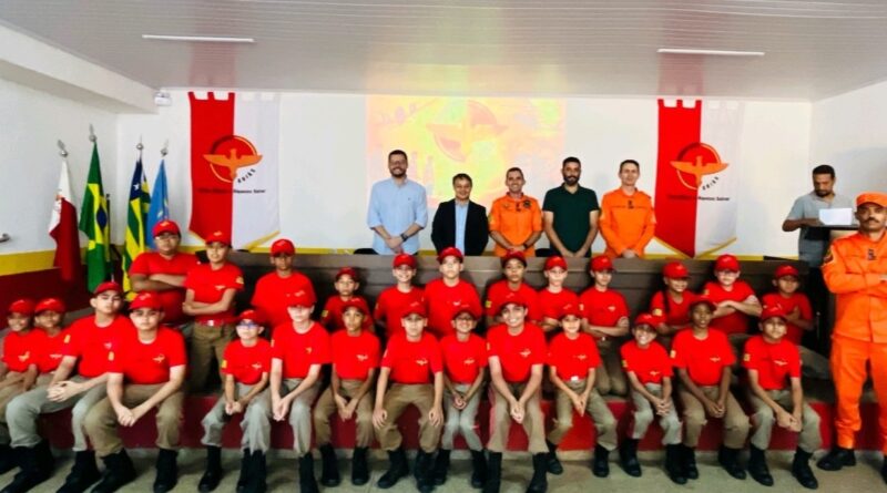 1ª Turma do Bombeiro Mirim de Cidade Ocidental recebe uniformes 1ª Turma do Bombeiro Mirim de Cidade Ocidental recebe uniformes