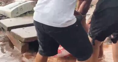 Populares salvam homem que quase caiu em bueiro durante enxurrada