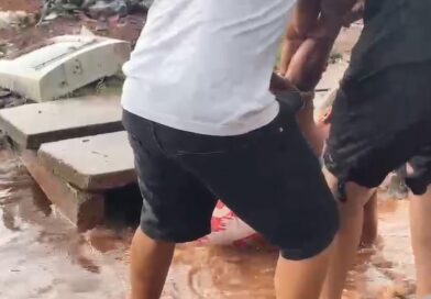 Populares salvam homem que quase caiu em bueiro durante enxurrada