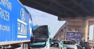 Carreta, ônibus da UTB e carro se envolvem em acidente na BR-040 Carreta, ônibus da UTB e carro se envolvem em acidente na BR-040