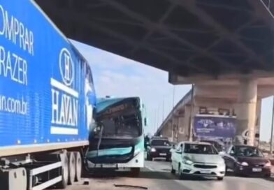 Carreta, ônibus da UTB e carro se envolvem em acidente na BR-040 Carreta, ônibus da UTB e carro se envolvem em acidente na BR-040