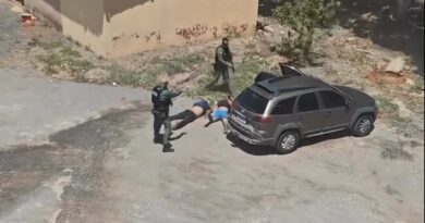 Vídeo mostra perseguição e prisão de pai e filho suspeitos de homicídio no Novo Gama Vídeo mostra perseguição e prisão de pai e filho suspeitos de homicídio no Novo Gama