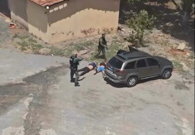 Vídeo mostra perseguição e prisão de pai e filho suspeitos de homicídio no Novo Gama Vídeo mostra perseguição e prisão de pai e filho suspeitos de homicídio no Novo Gama