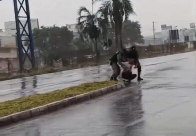 Homem é preso após ameaçar pessoas na BR-040 e apontar arma contra policial militar em Valparaíso de Goiás