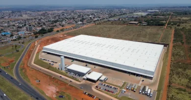 Justiça proíbe Amazon de manter funcionários em pé por até 12 horas em complexo no DF Justiça proíbe Amazon de manter funcionários em pé por até 12 horas em complexo no DF