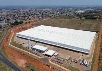 Justiça proíbe Amazon de manter funcionários em pé por até 12 horas em complexo no DF Justiça proíbe Amazon de manter funcionários em pé por até 12 horas em complexo no DF