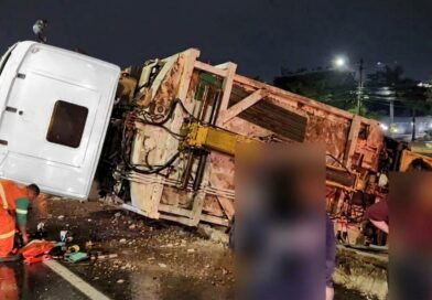 Caminhão de coleta de lixo tomba na EPIA SUL e deixa quatro feridos Caminhão de coleta de lixo tomba na EPIA SUL e deixa quatro feridos