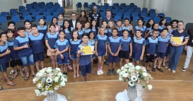 Estudante de 10 anos de Luziânia recebe prêmio por vencer concurso de redação de cartas dos Correios