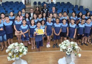 Estudante de 10 anos de Luziânia recebe prêmio por vencer concurso de redação de cartas dos Correios
