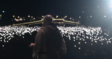 Mais de 200 mil fiéis acompanham show de Frei Gilson no encerramento da festa de Nossa Senhora Aparecida em Brasília