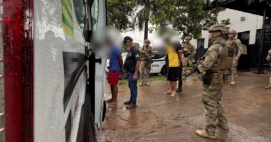Polícia prende 17 suspeitos de integrar organização criminosa em operação contra o tráfico de drogas no Entorno Polícia prende 17 suspeitos de integrar organização criminosa em operação contra o tráfico de drogas no Entorno