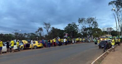 Apoiadores de Flávio Bolsonaro se reúnem em Cidade Ocidental para carreata Apoiadores de Flávio Bolsonaro se reúnem em Cidade Ocidental para carreata