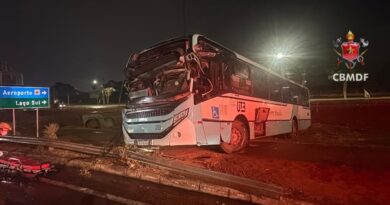 Passageiros ficam feridos após ônibus bater contra parada no Park Way Passageiros ficam feridos após ônibus bater contra parada no Park Way