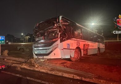 Passageiros ficam feridos após ônibus bater contra parada no Park Way Passageiros ficam feridos após ônibus bater contra parada no Park Way