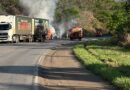Caminhão que transportava areia pega fogo na BR-040; bombeiros combatem as chamas Caminhão que transportava areia pega fogo na BR-040; bombeiros combatem as chamas