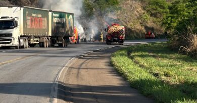 Caminhão que transportava areia pega fogo na BR-040; bombeiros combatem as chamas Caminhão que transportava areia pega fogo na BR-040; bombeiros combatem as chamas