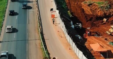 Dnit interdita marginal da BR-040, em Valparaíso de Goiás, onde avança voçoroca gigante Dnit interdita marginal da BR-040, em Valparaíso de Goiás, onde avança voçoroca gigante