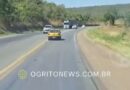 Motorista embriagado invade contramão e quase bate de frente com carreta na BR-040 Motorista embriagado invade contramão e quase bate de frente com carreta na BR-040