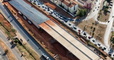 Parte superior do viaduto da BR-040, em Valparaíso de Goiás, começa a receber iluminação e avança para a conclusão Parte superior do viaduto da BR-040, em Valparaíso de Goiás, começa a receber iluminação e avança para a conclusão