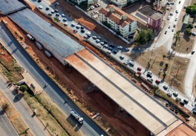 Parte superior do viaduto da BR-040, em Valparaíso de Goiás, começa a receber iluminação e avança para a conclusão Parte superior do viaduto da BR-040, em Valparaíso de Goiás, começa a receber iluminação e avança para a conclusão
